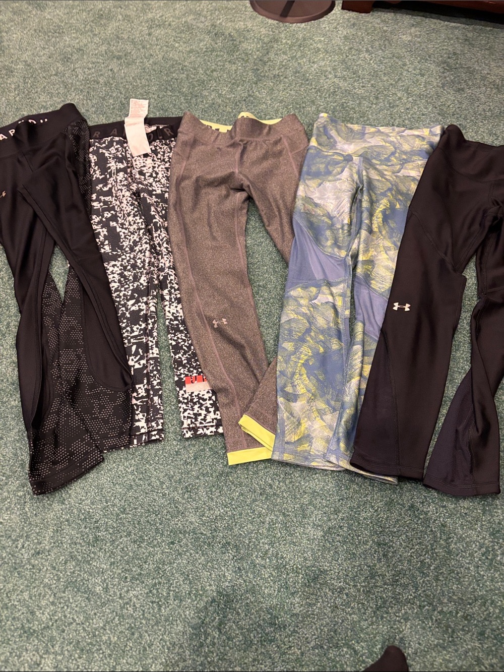 Under Armour Women’s XS Compression Athletic Leggings Bundle – 5 Pairs‎